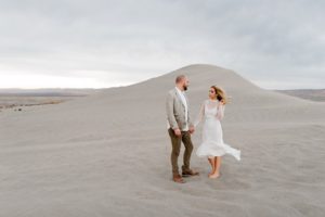 sanddunesengagementphotosengagementphotoswhitesanddesertengagementphotostoniechristinephotographyseattleweddingphotographer_0100