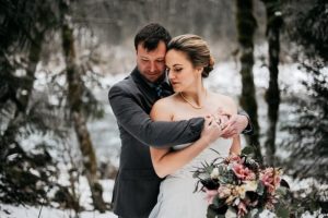 PNWElopementPhotographerAdventureElopementPhotographerAdventureElopementSnowingElopementHoodRiverOregonWeddingSeattleElopementPhotographer