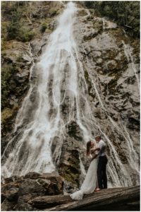 WaterfallelopementPhotosPNWAdventureElopementbyaWaterfallPNWPhotographerTonieChristineAdvendtureElopementPhotographer