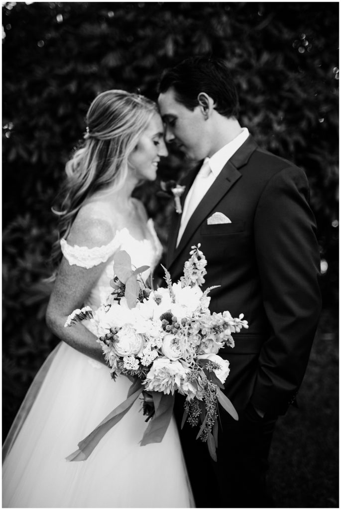 pnw backyard wedding couple kissing wedding flowers black and white